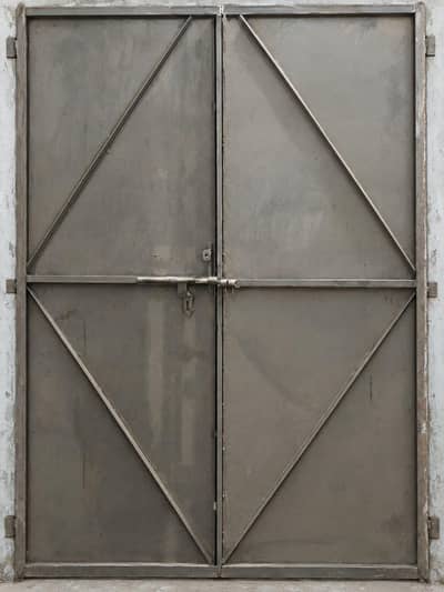Main Gate iron door like new condition weight zada ha Kafi