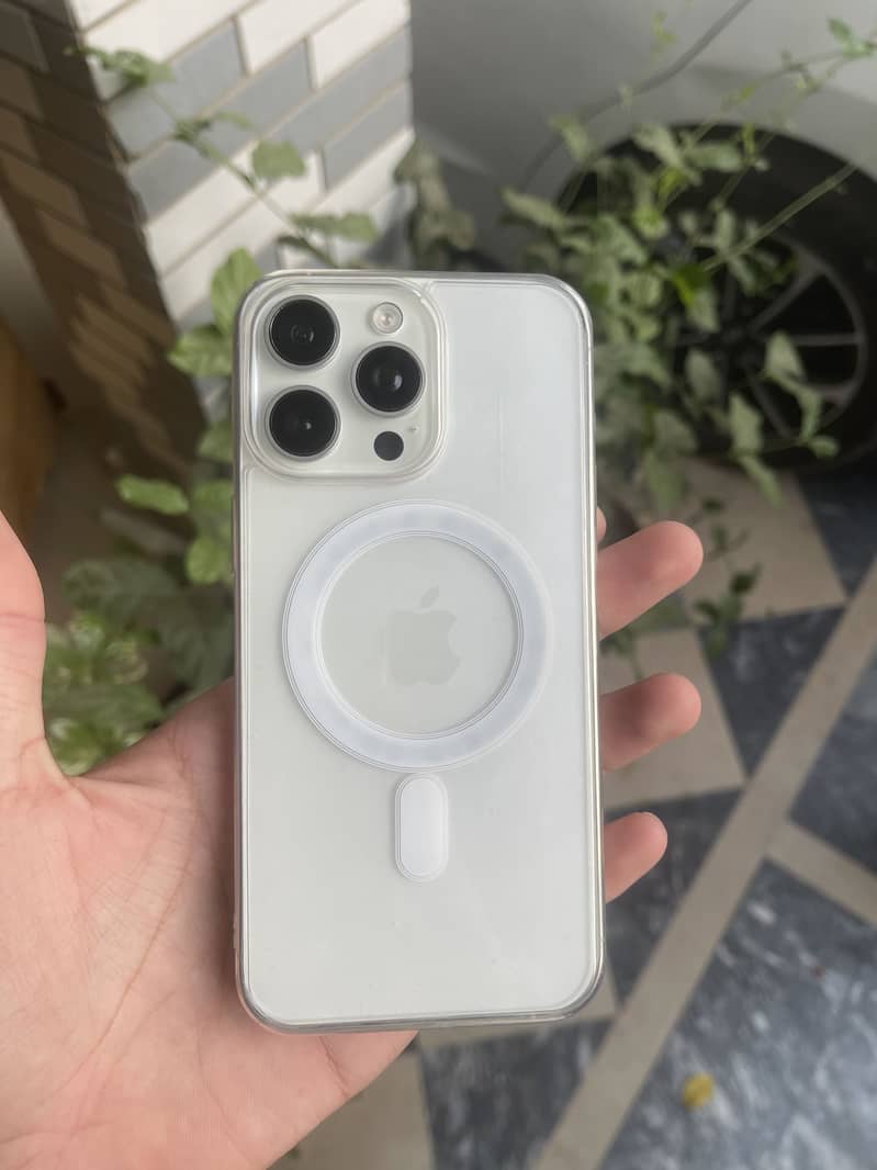 Apple iPhone 15 Pro Max 4