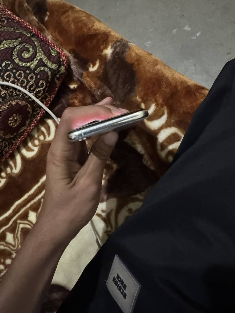 Apple iPhone XS 3