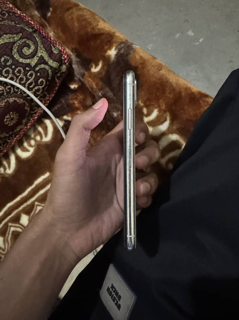 Apple iPhone XS 4