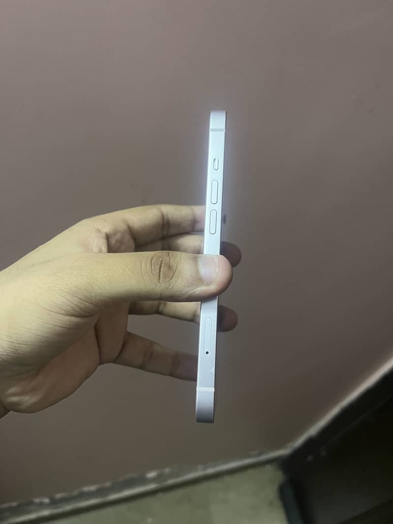 Apple iPhone 13 2