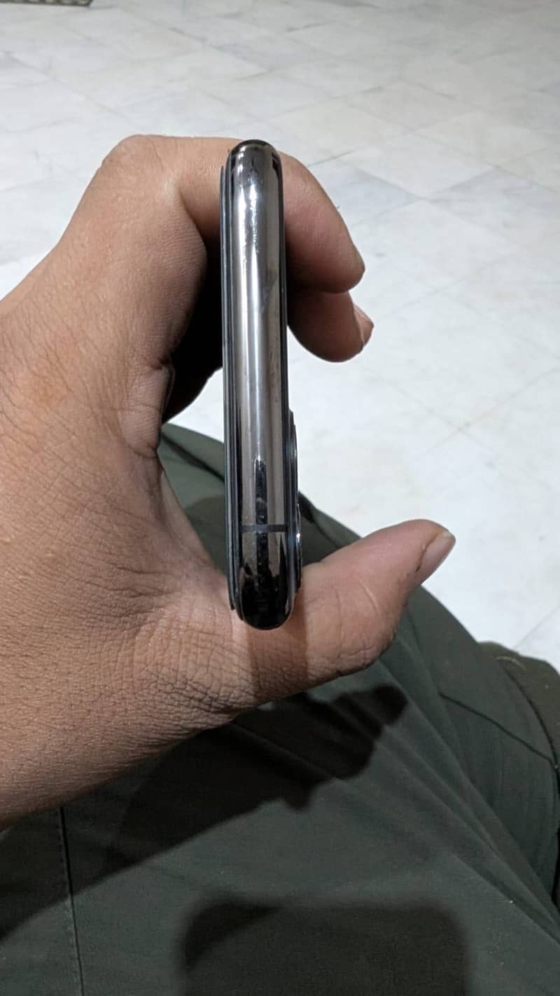 Apple iPhone 11 Pro 4