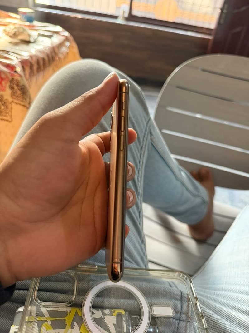 Apple iPhone 11 Pro 4
