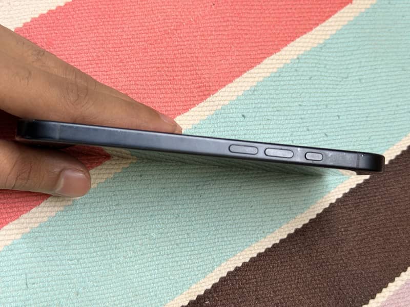Apple iPhone 16 jv 4