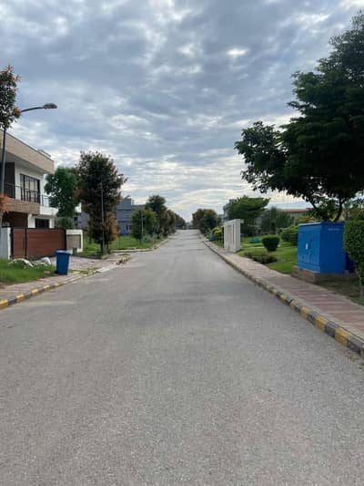 Corner 1 Kanal Plot For Sale