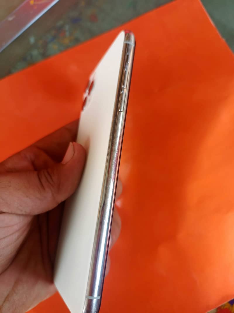 Apple iPhone 11 Pro Max 4