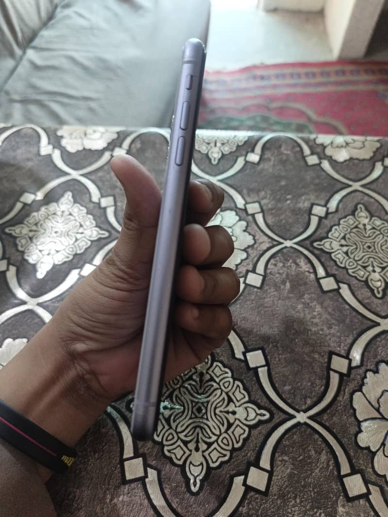 Apple iPhone 11 3