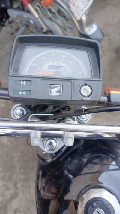 I am selling my honda cd70cc biomatric on the spot mint condition