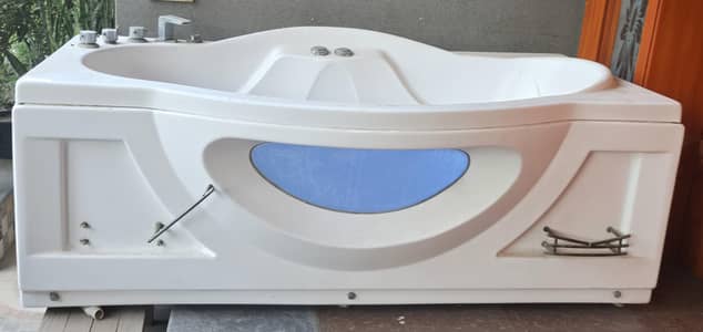 Jacuzzii Bath Tub in good condition for sale