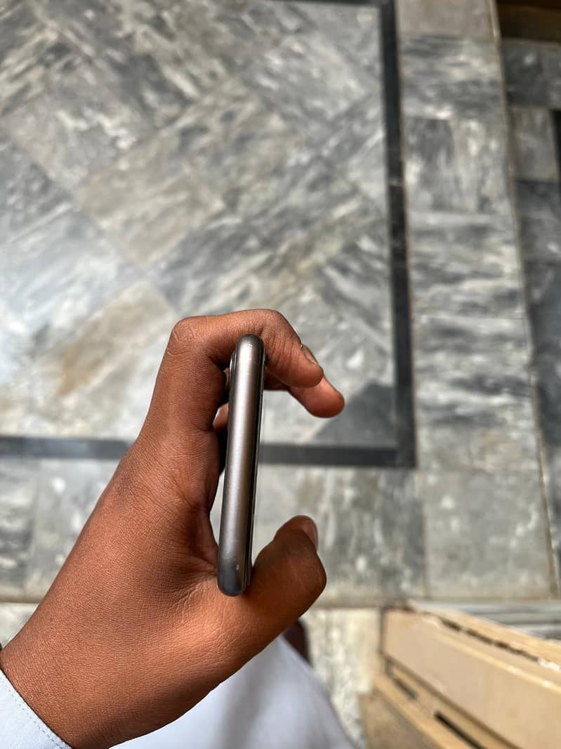 Apple iPhone 11 3