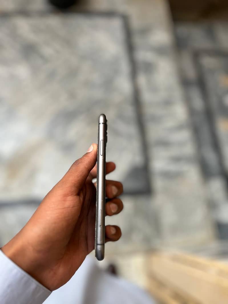 Apple iPhone 11 4