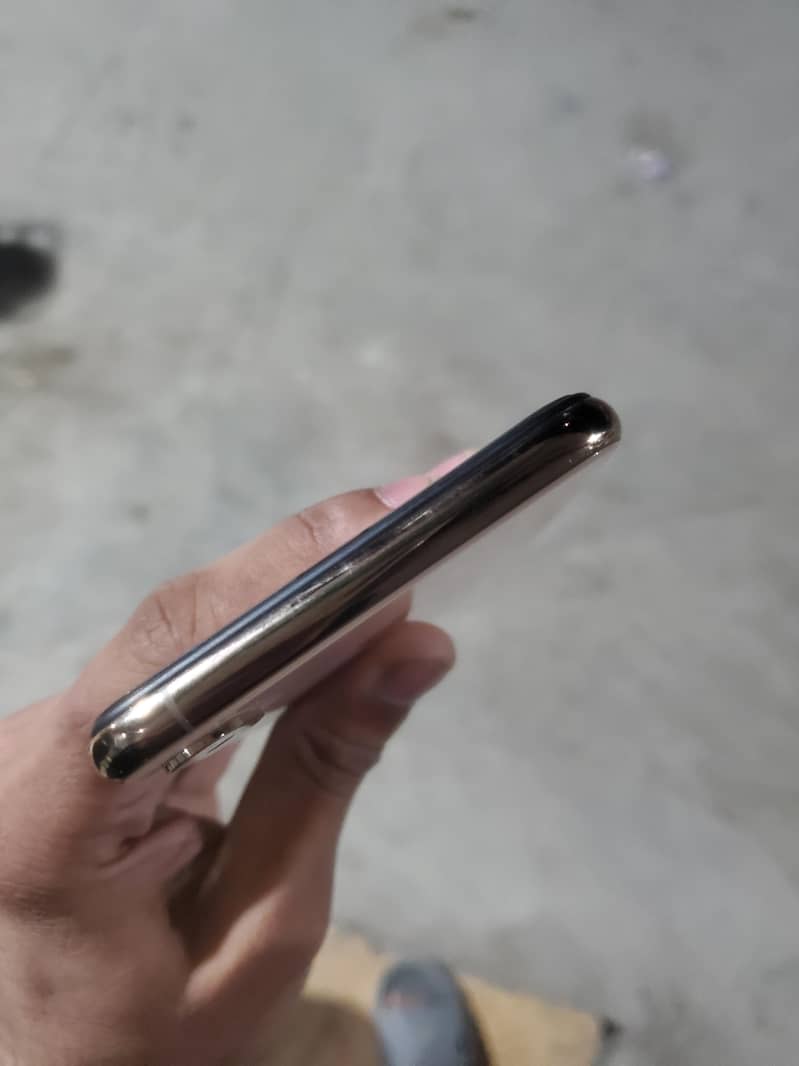 Apple iPhone XS Max 9