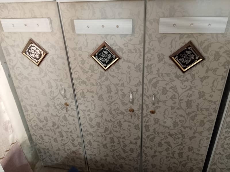 5 PCs bedroom set for sale 3 door almari dressingtable double bed 2