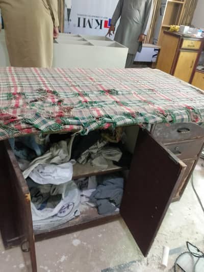 Heavy & Sturdy Iron Stand in Excellent Condition