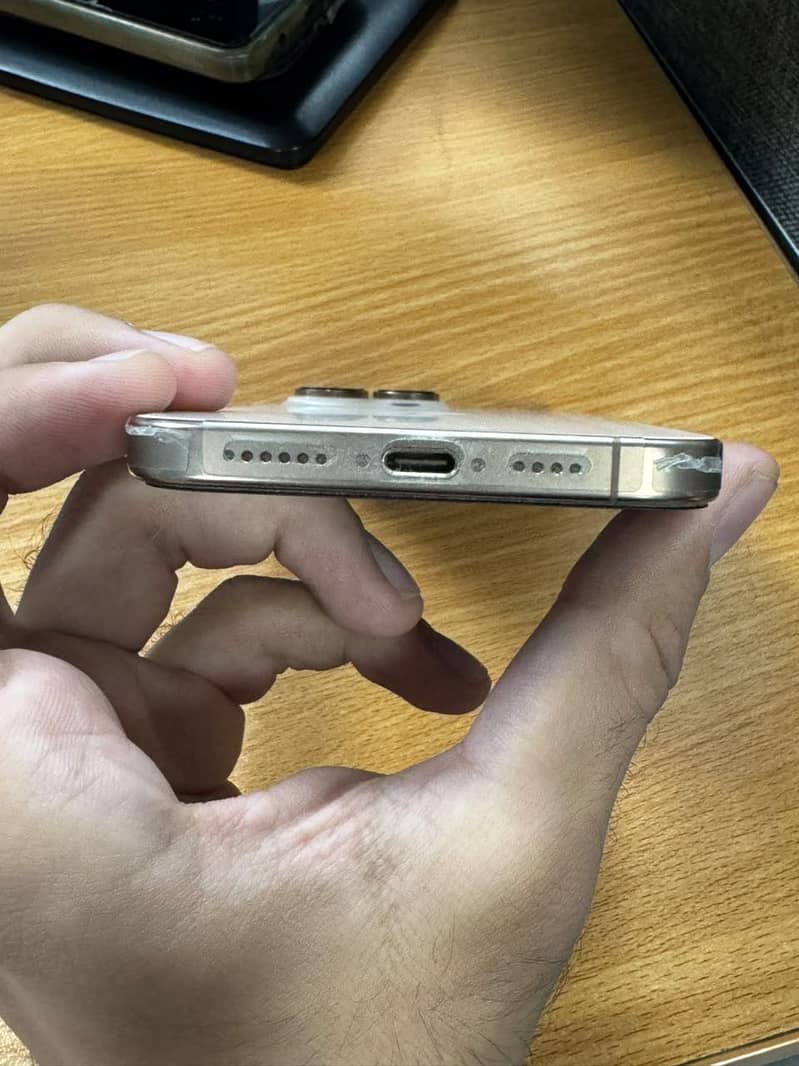 Apple iPhone 16 Pro Max 3