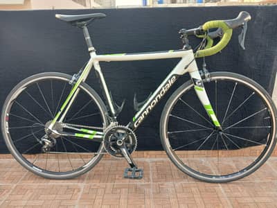 Road bike cannondale CAAD 10 for sale.