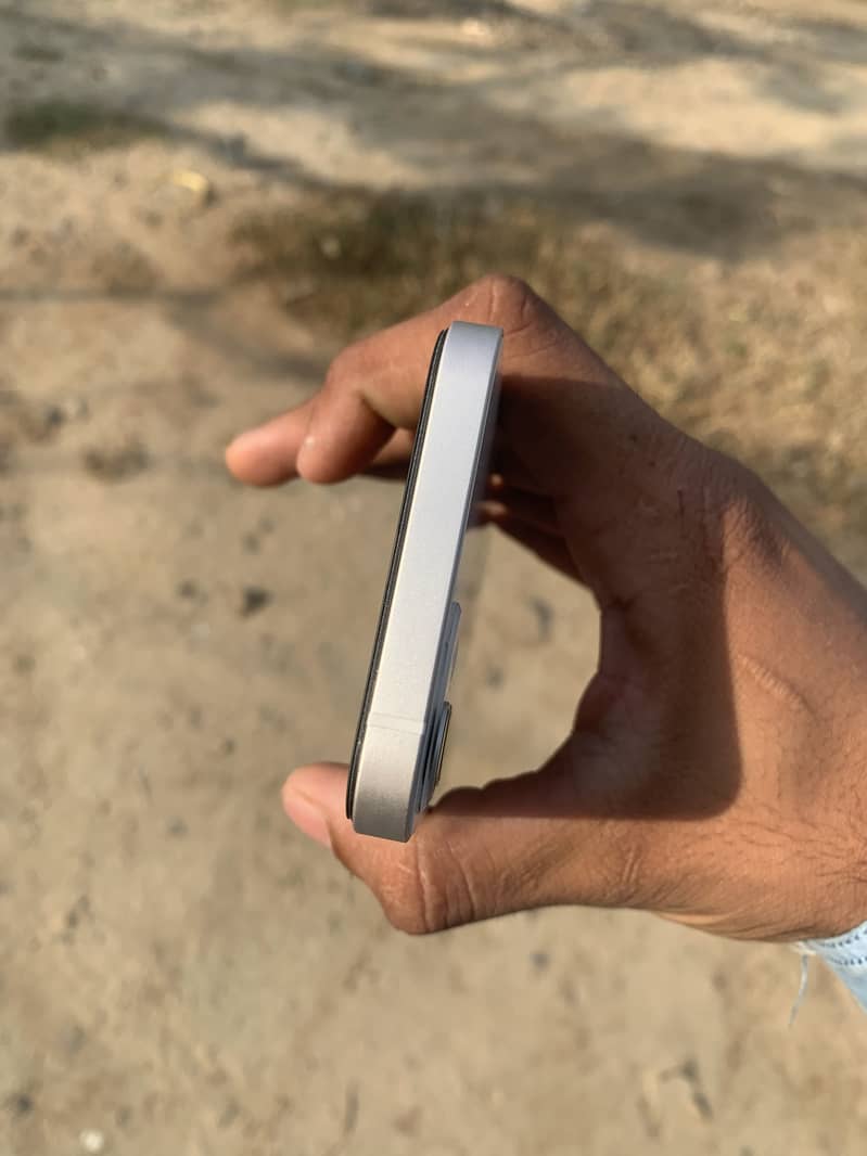 Apple iPhone 12 4