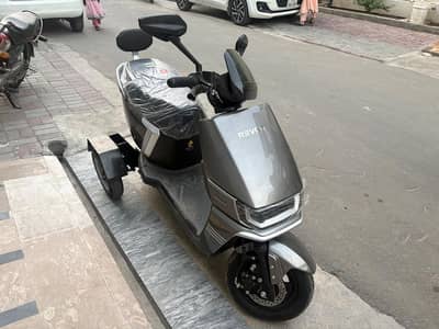 Reevo A 12 Electric Scooter | Almost Brand New | Lithium Battery