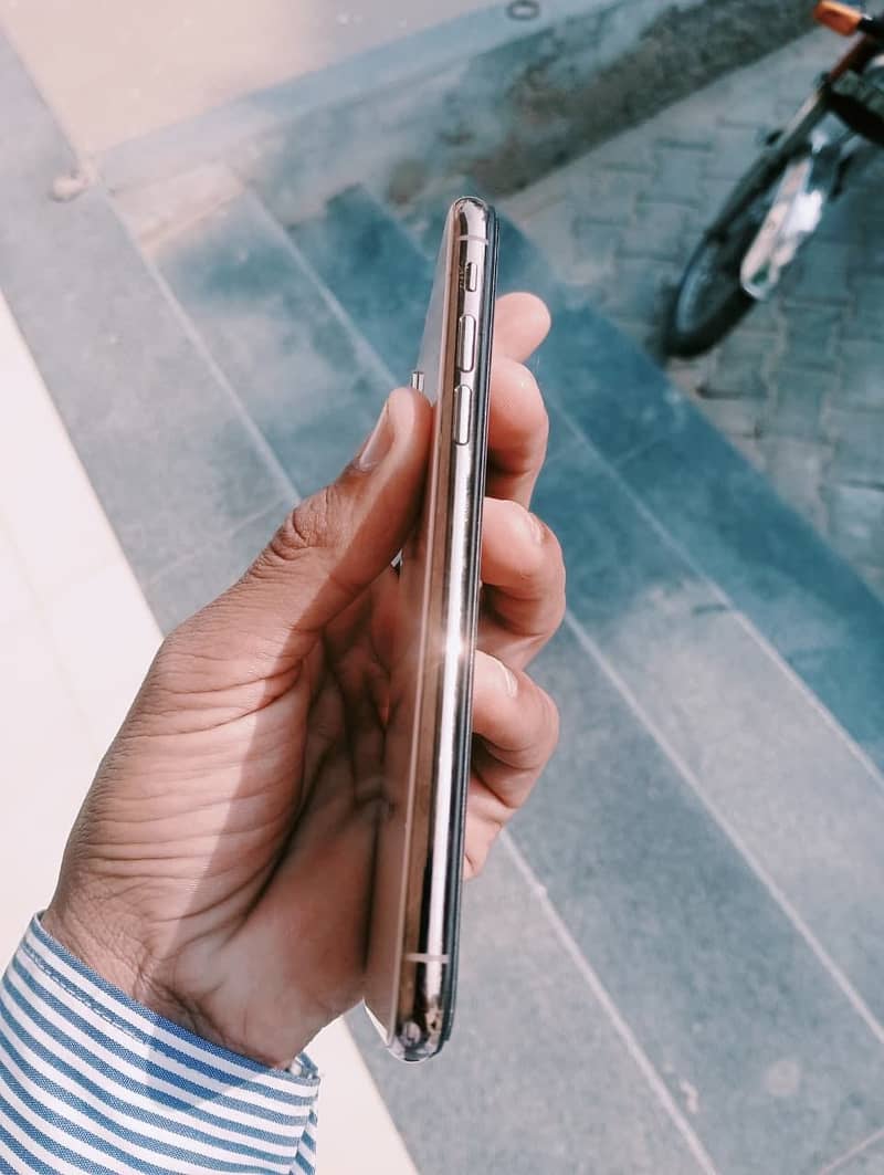 Apple iPhone Xs 0