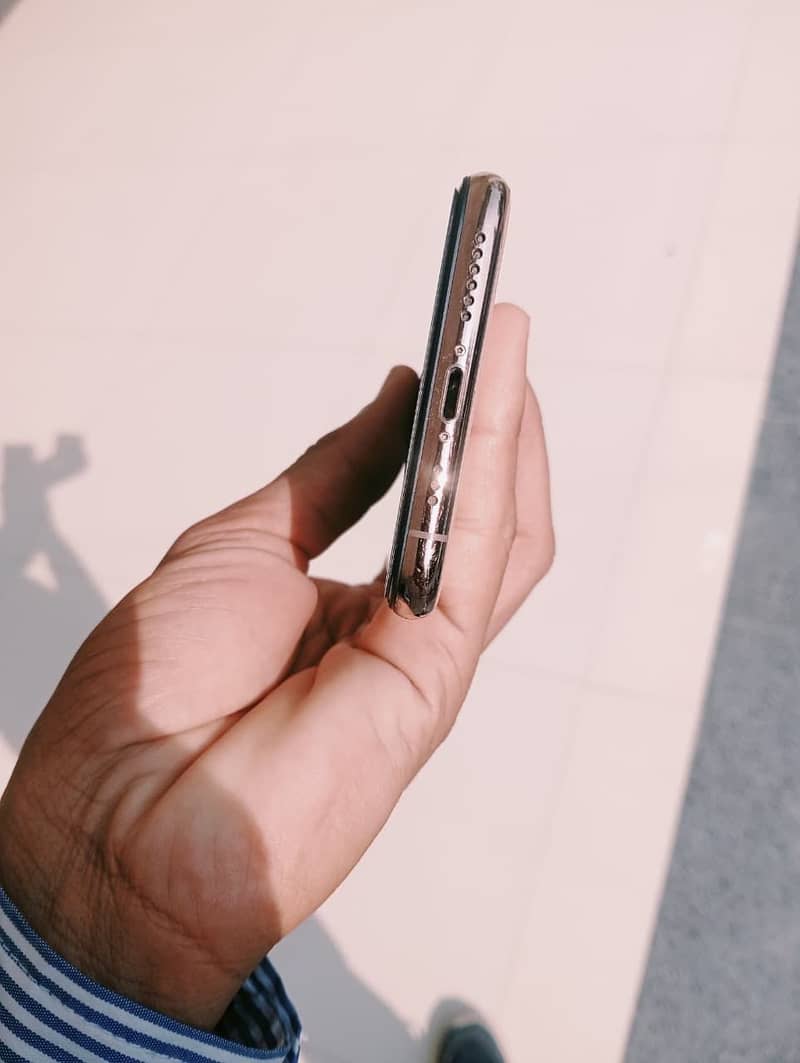 Apple iPhone Xs 1