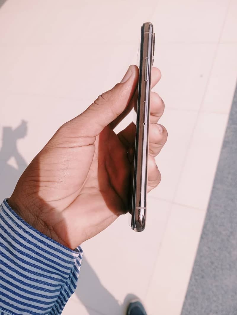 Apple iPhone Xs 2