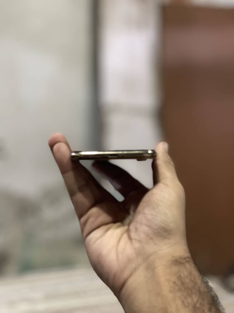 Apple iPhone XS Max 4