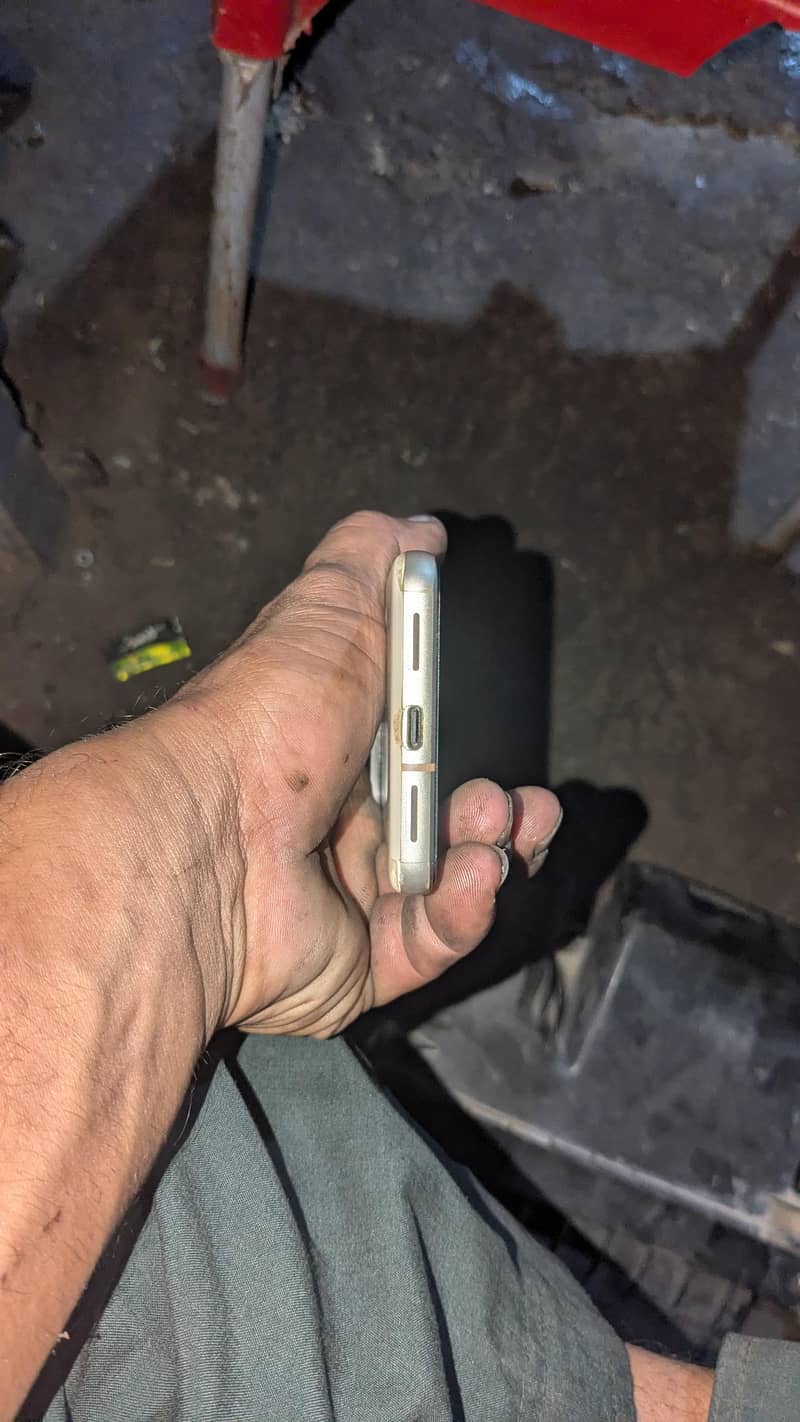 Google Pixel 8 4