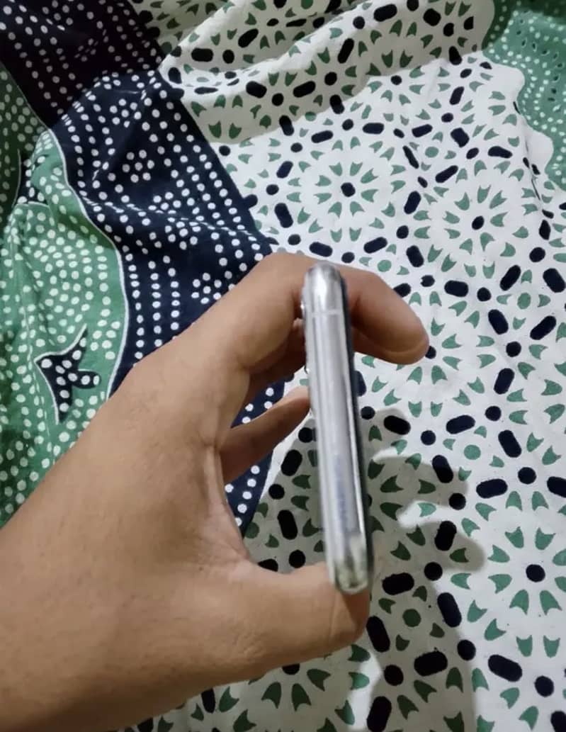 Apple iPhone 11 Pro 4