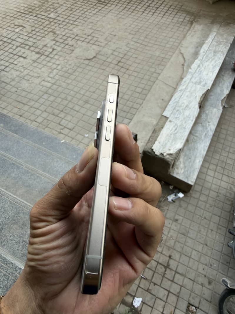 Apple iPhone 15 Pro 3