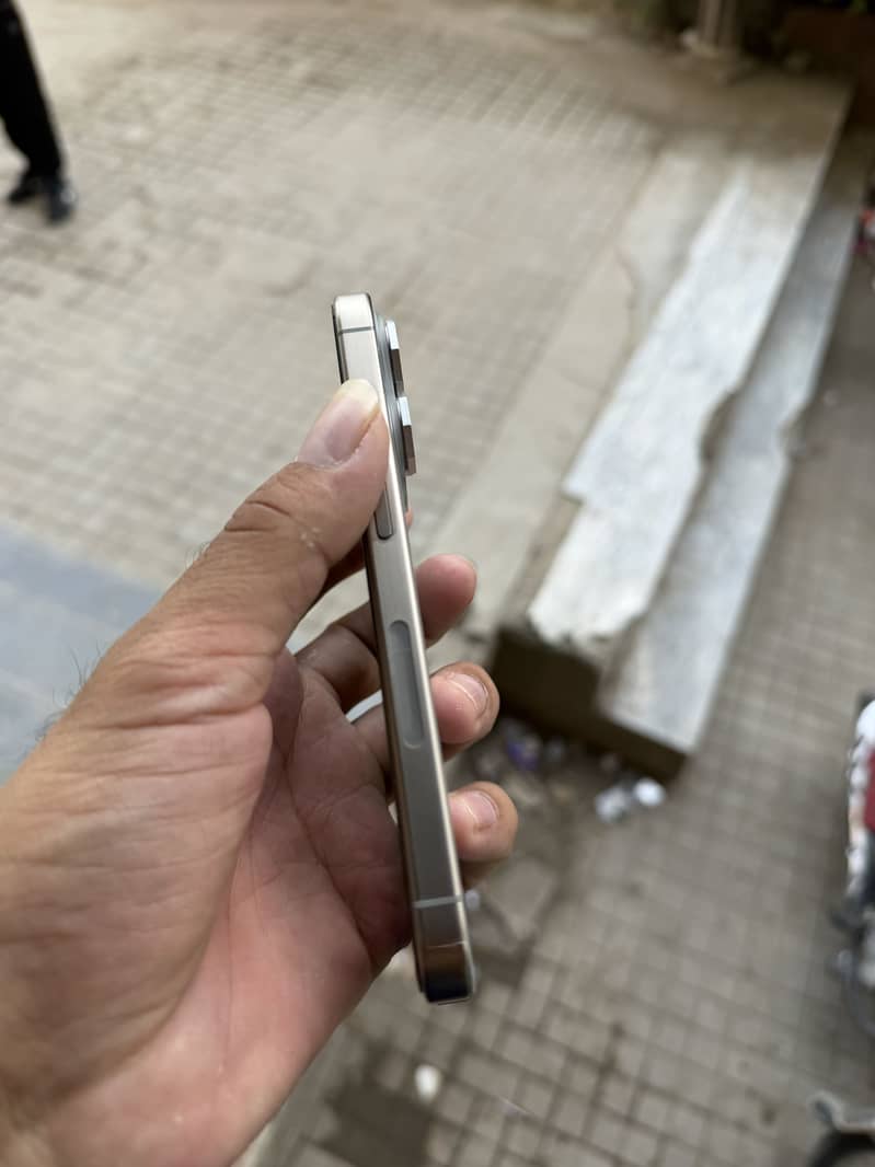 Apple iPhone 15 Pro 4