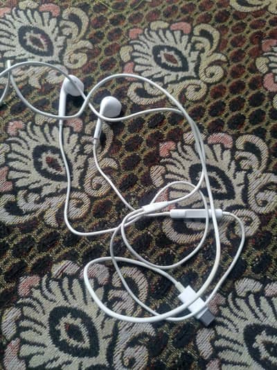 iphone. 17  ki Orgnial handfree type. C wali