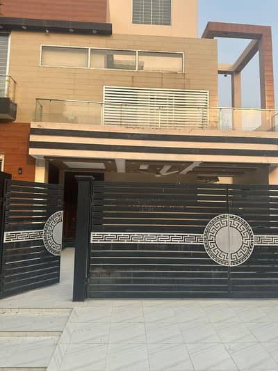 10 Marla Like New Lower Portion Available For Rent In Overseas B Block Bahria Town Lhr