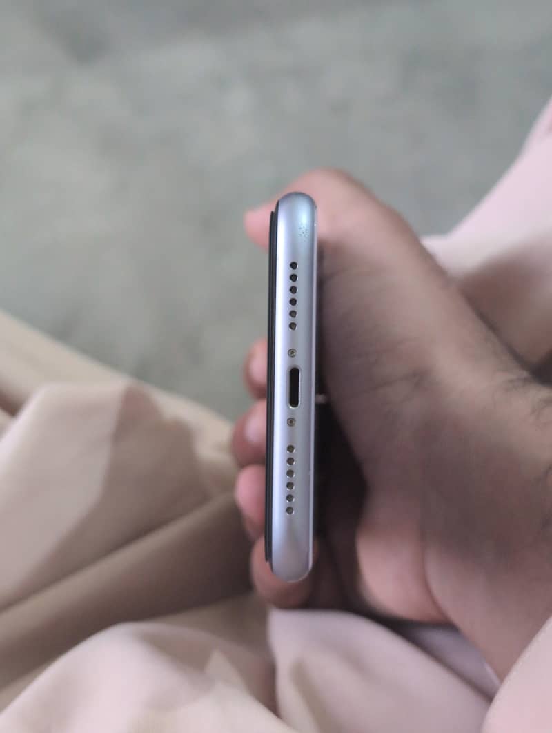 Apple iPhone 11 3