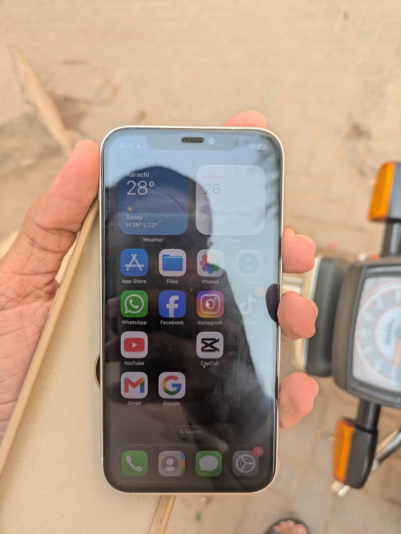 Apple iPhone 12 4