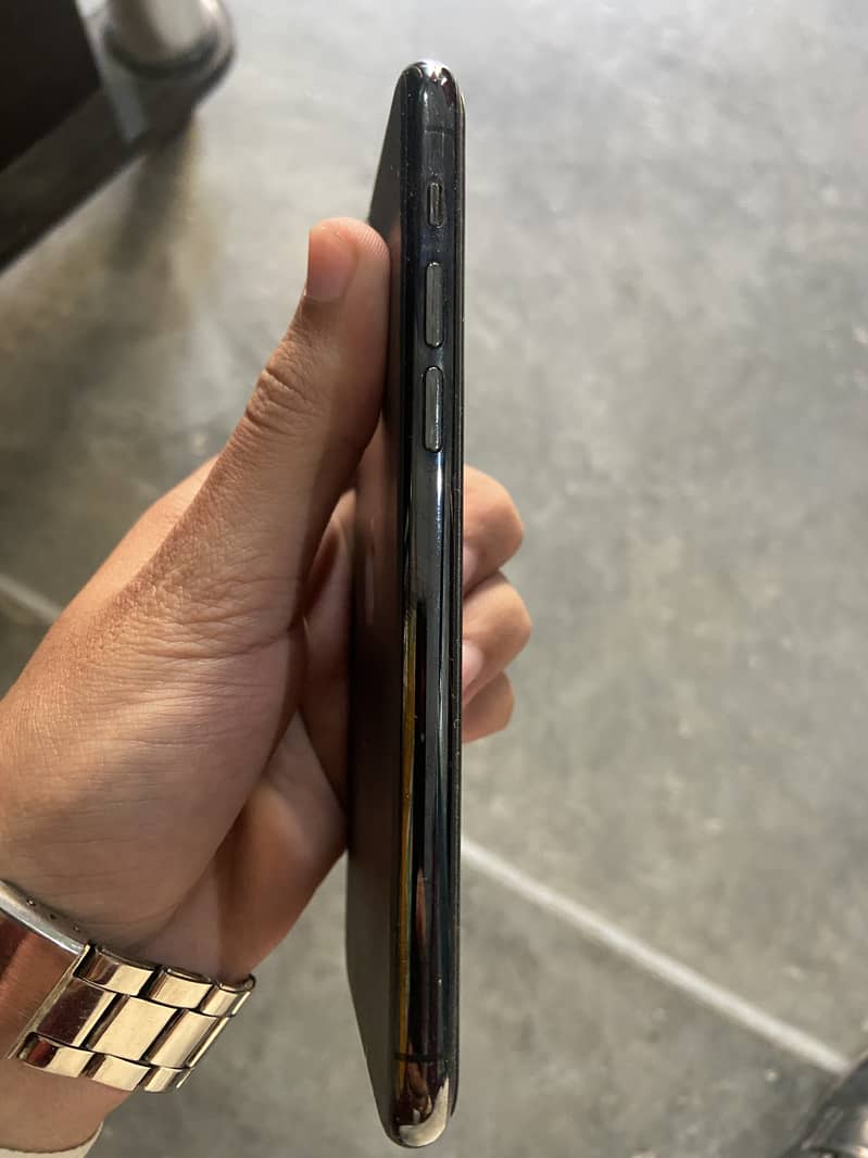 Apple iPhone 11 Pro Max 2