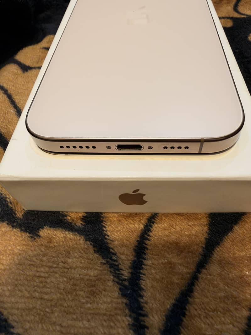 Apple iPhone 16 Pro Max 4