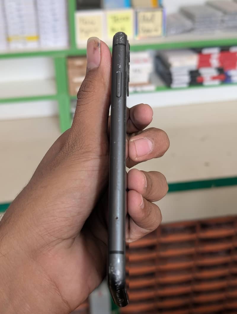 Apple iPhone 11 4