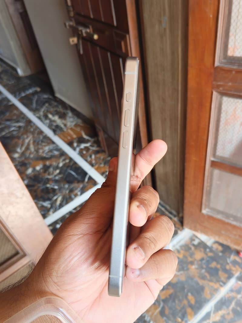 Apple iPhone 15 Pro Max 2