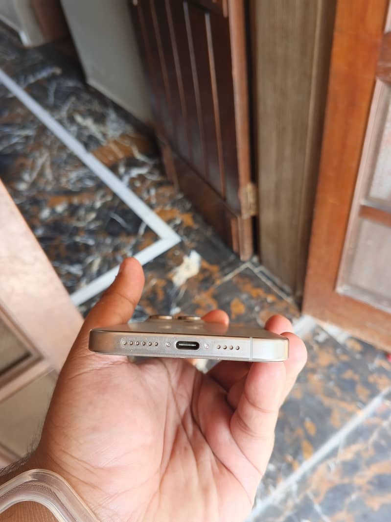 Apple iPhone 15 Pro Max 4