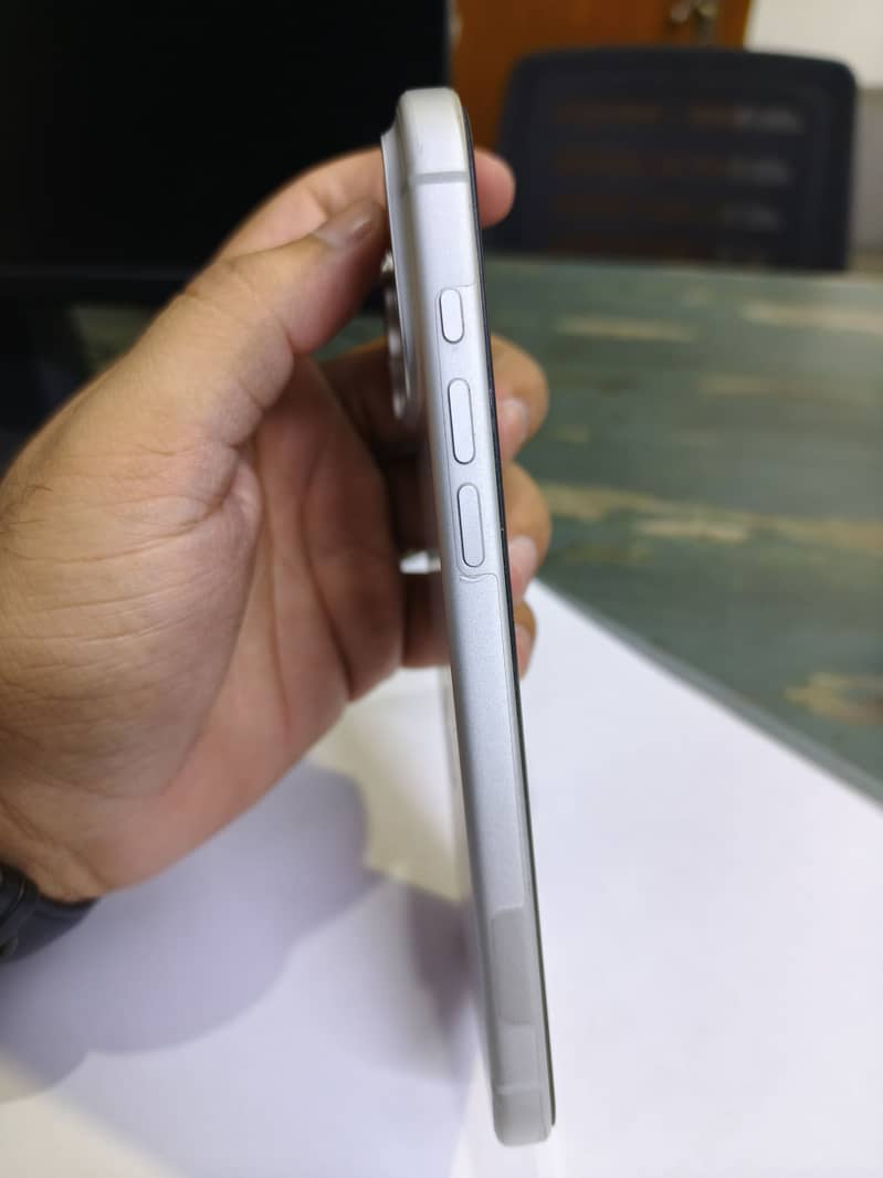 Apple iPhone 17 Pro Max 4