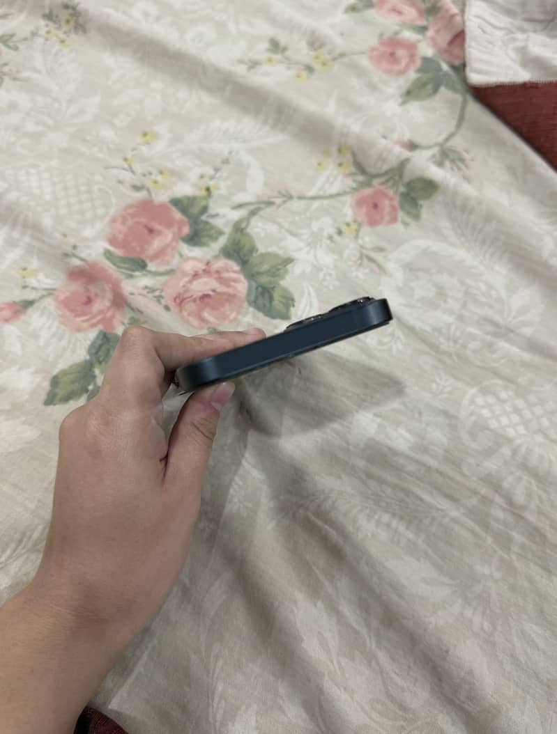 Apple iPhone 13 - Mobile Phones - 1120889044