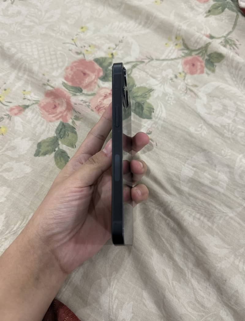 Apple iPhone 13 - Mobile Phones - 1120889044