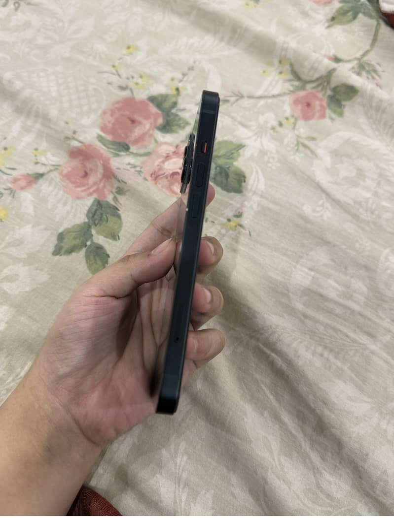 Apple iPhone 13 - Mobile Phones - 1120889044