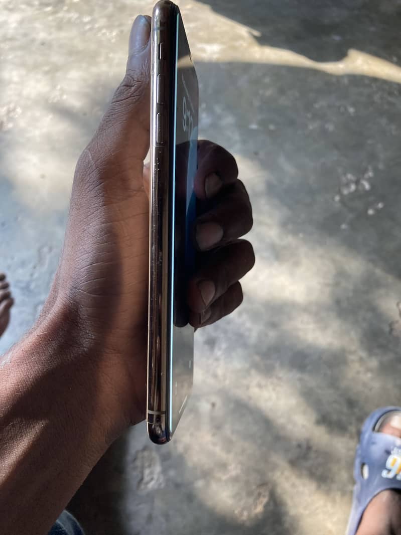 Apple iPhone XS Max 3