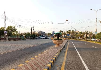 Facing Park In Central Park - Block A 10 Marla Residential Plot For sale