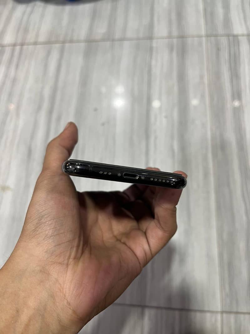 Apple iPhone XS 4