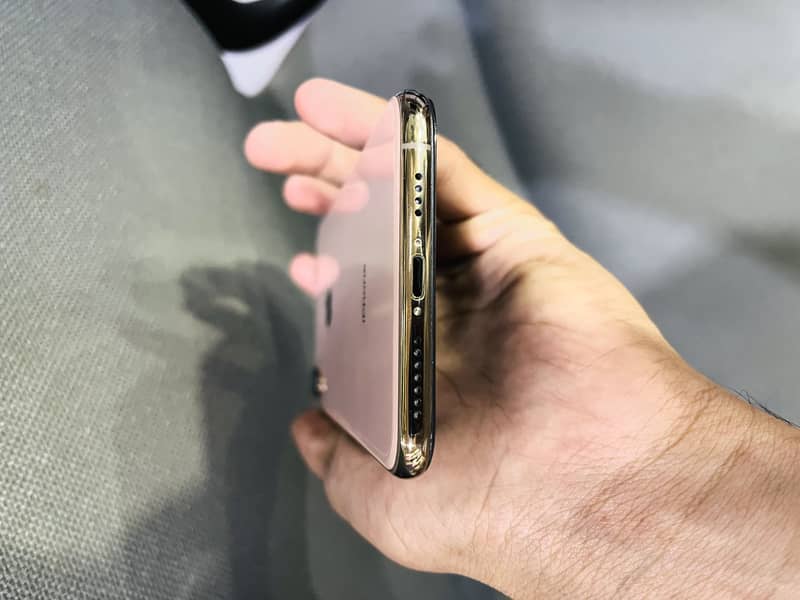 Apple iPhone XS Max 6