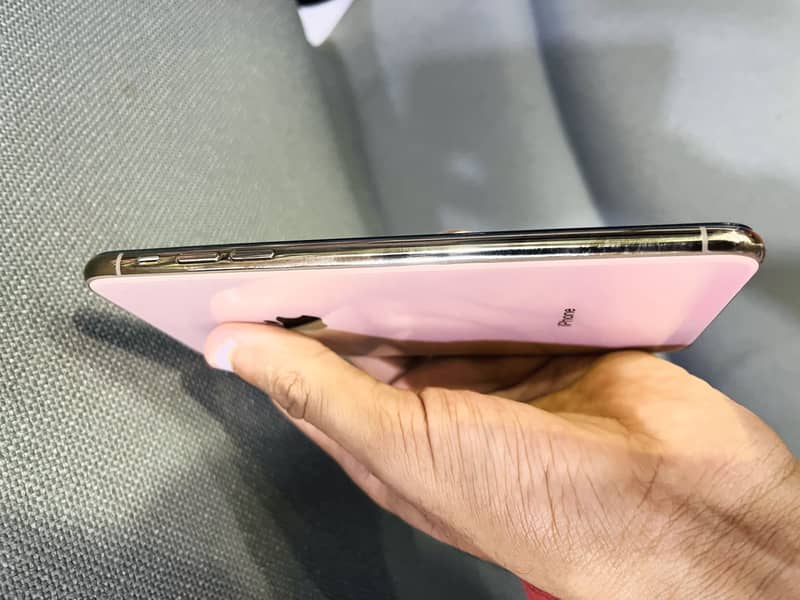 Apple iPhone XS Max 7