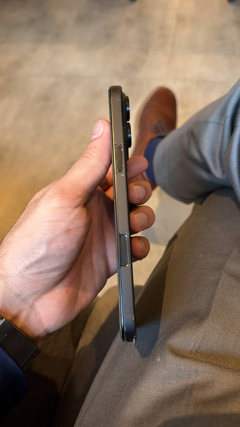 Apple iPhone 16 Pro Max 1
