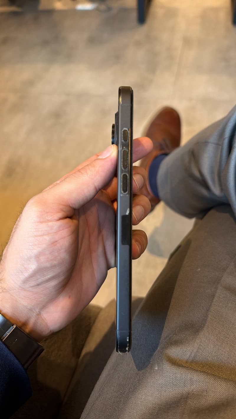 Apple iPhone 16 Pro Max 2